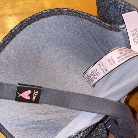 Victoria’s Secret body by Victoria 32DD bra NEW - Picture 2 of 3